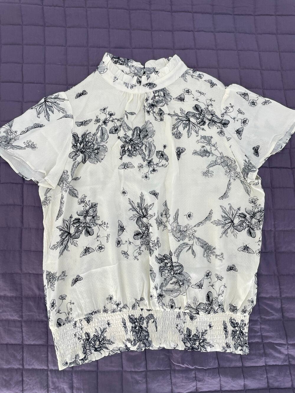 Rose + Olive Mock Turtleneck Short Sleeve Shirt Cream Black Floral Print Sz L